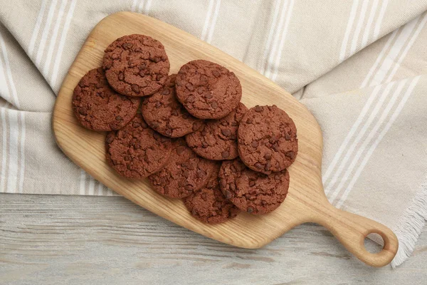 軽い木のテーブルの美味しいチョコレートチップクッキー トップビュー — ストック写真