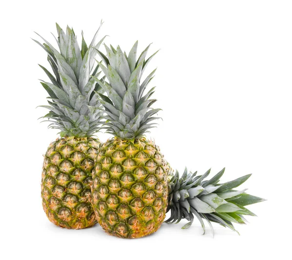 Dwa Przepyszne Dojrzałe Ananasy Wyizolowane Białym — Zdjęcie stockowe