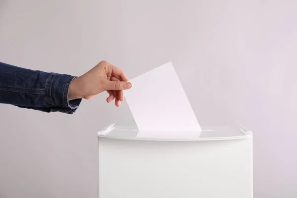 Mulher Colocando Seu Voto Urna Fundo Cinza Claro Close — Fotografia de Stock