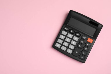 Pembe arka planda hesap makinesi, üst manzara. Metin için boşluk