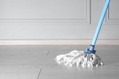 Kapalı alanda paspas ile parke zemin temizleme, metin için boşluk