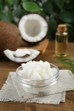 Ahşap masada organik hindistan cevizi pişirme yağı