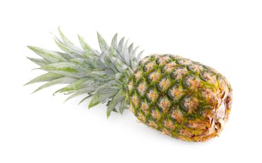 Lezzetli, olgun bir ananas beyaza izole edilmiş.