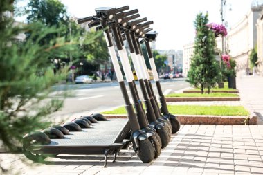 Birçok modern elektrikli scooter şehir caddesine park edildi. Kiralama servisi