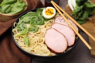 Masada etli ramen, yakın plan. Erişte çorbası.