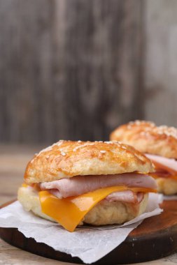 Jambon ve peynirli leziz simit.