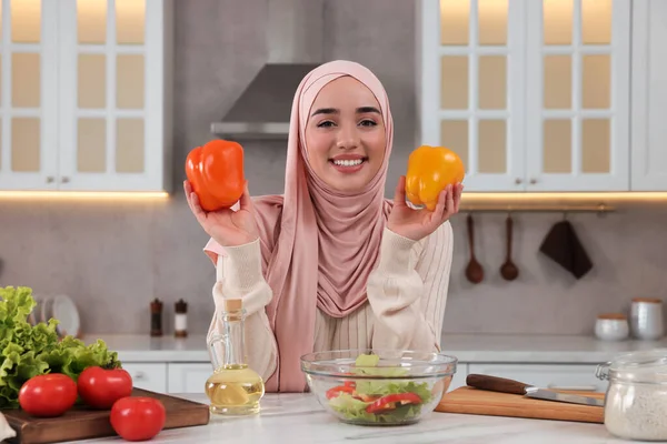 Mulher Muçulmana Fazendo Deliciosa Salada Com Legumes Mesa Branca Cozinha — Fotografia de Stock