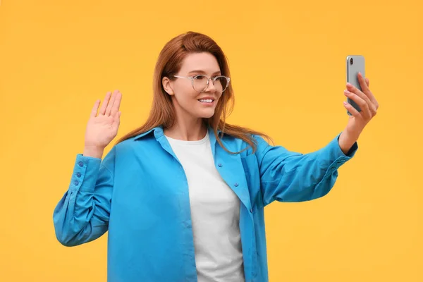 Schöne Frau Mit Brille Macht Selfie Auf Orangefarbenem Hintergrund — Stockfoto