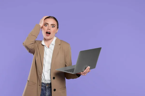 Mulher Emocional Com Laptop Fundo Violeta Espaço Para Texto — Fotografia de Stock