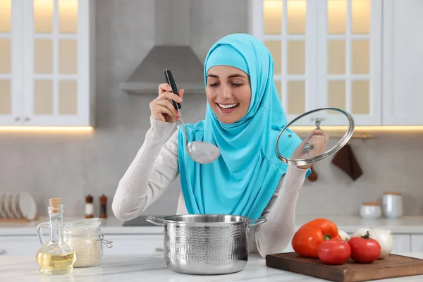 Muslimische Frau Kocht Köstliche Suppe Mit Gemüse Weißen Tisch Der — Stockfoto