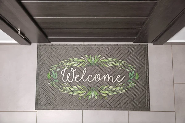 바닥에 환영합니다 단어와 아름다운 Doormat 상단보기 — 스톡 사진