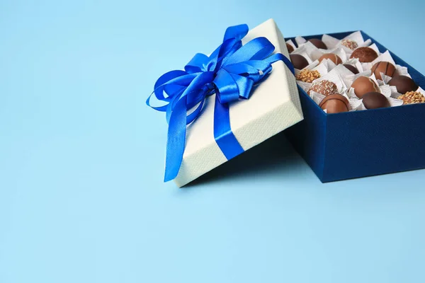 Lådan Med Läckra Choklad Godis Ljusblå Bakgrund Utrymme För Text — Stockfoto