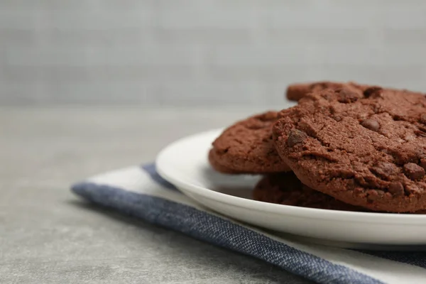 Deliciosos Biscoitos Chocolate Mesa Cinza Claro Close Espaço Para Texto — Fotografia de Stock