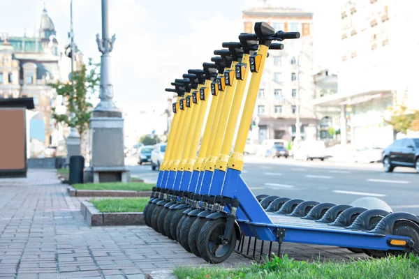 Molti Scooter Elettrici Moderni Parcheggiati Sulla Strada Della Città Spazio — Foto Stock