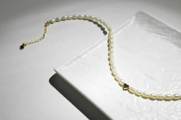 Elegante Collar Con Perlas Sobre Fondo Blanco — Foto de Stock