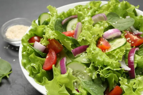 Köstlicher Salat Schüssel Auf Grauem Tisch Nahaufnahme — Stockfoto