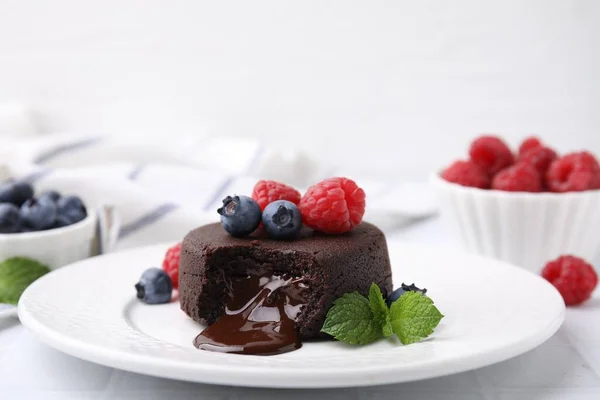 Тарелка Вкусной Шоколадной Помадкой Ягодами Мятой Белом Плиточном Столе Крупным — стоковое фото