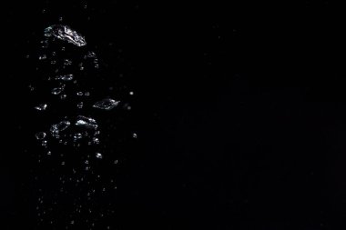 Siyah arkaplanda suda hava kabarcıkları, metin için boşluk