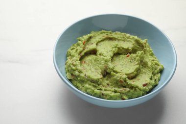 Lezzetli taze guacamole ile beyaz masa, metin için yer