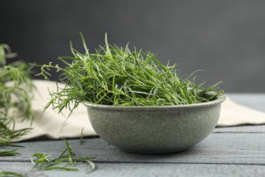 Gri ahşap masada taze tarhun yaprakları