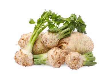 Birçok ham kereviz kökü beyaza izole edilmiş.