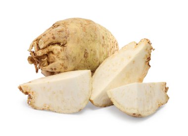 Beyaz üzerine izole edilmiş kereviz kökleri.