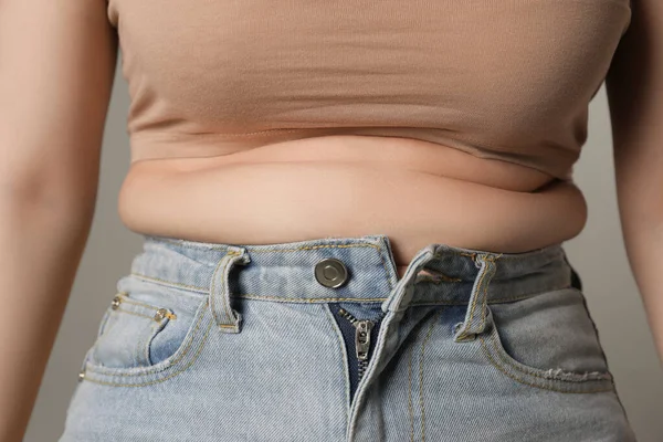 Mujer Con Sobrepeso Jeans Ajustados Sobre Fondo Gris Primer Plano —  Fotos de Stock