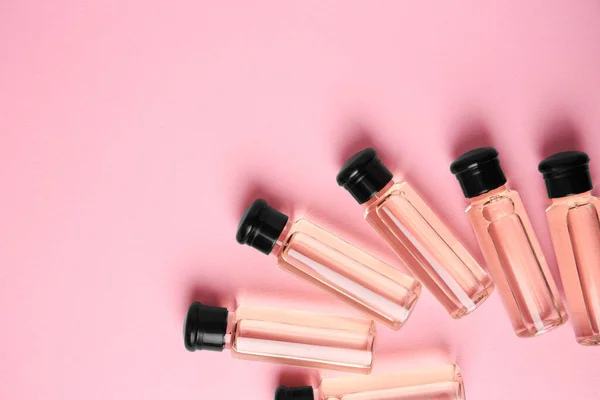 Bottiglie Prodotti Cosmetici Sfondo Rosa Posa Piatta Spazio Testo — Foto Stock