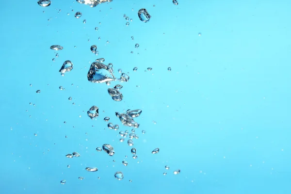 Luftblasen Wasser Auf Hellblauem Hintergrund Raum Für Text — Stockfoto