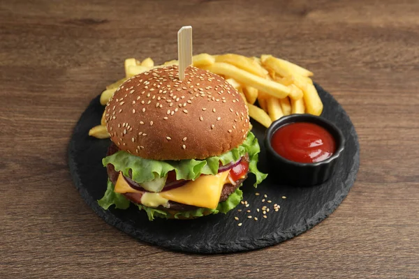 Pyszny Burger Pasztetem Wołowym Sosem Pomidorowym Frytkami Drewnianym Stole — Zdjęcie stockowe