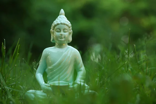 Estátua Buda Decorativa Grama Verde Livre Espaço Para Texto — Fotografia de Stock