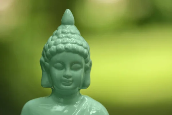 Estatua Decorativa Buda Sobre Fondo Borroso Primer Plano Espacio Para —  Fotos de Stock