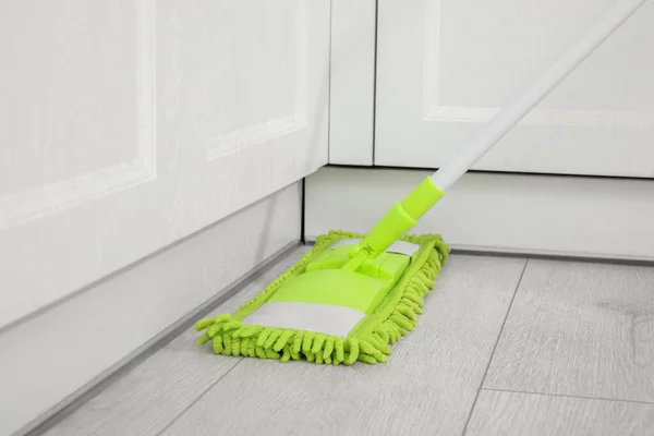 Limpeza Piso Parquet Com Esfregão Dentro Casa — Fotografia de Stock