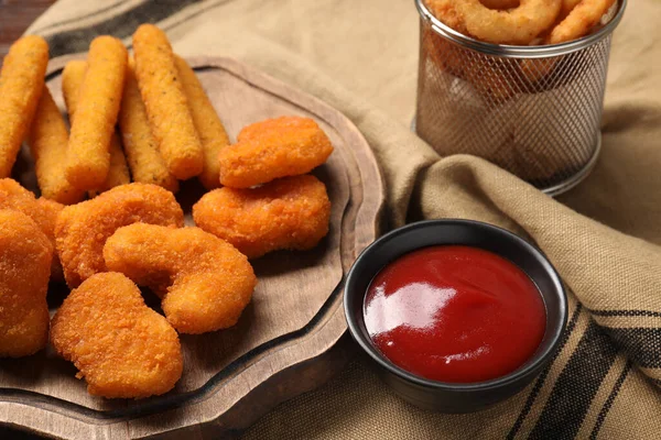 Smaklig Ketchup Kyckling Nuggets Och Ost Pinnar Beige Duk Närbild — Stockfoto