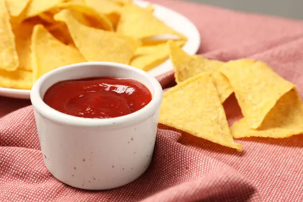 Ketchup Saboroso Chips Tortilla Toalha Mesa Vermelha Foco Seletivo — Fotografia de Stock