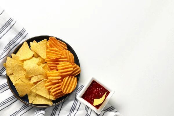 Finom Tortilla Bordázott Chips Ketchuppal Fehér Asztalon Lapos Tojással Szöveg — Stock Fotó
