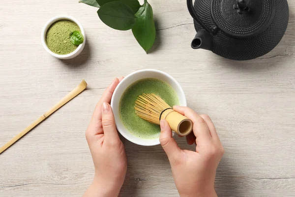 Ahşap Masada Bambu Çırpıcısıyla Kibrit Çayı Hazırlayan Kadın — Stok fotoğraf