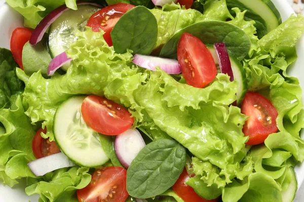 Blick Von Oben Auf Köstlichen Salat Weißer Schüssel Nahaufnahme — Stockfoto