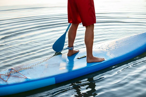 Man Paddle Embarquement Sur Sup Board Dans Rivière Coucher Soleil — Photo