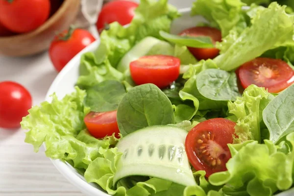 Deliciosa Salada Legumes Mesa Branca Close — Fotografia de Stock