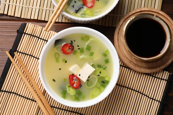 Miski Pysznej Zupy Miso Tofu Serwowane Stole Płaskie Układanki — Zdjęcie stockowe