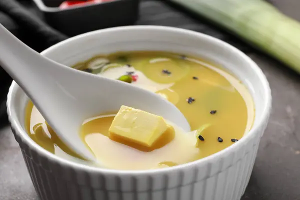 Jedzenie Pyszne Zupy Miso Tofu Miski Stole Zbliżenie — Zdjęcie stockowe