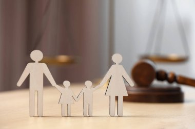 Aile hukuku. Çocuklu ebeveyn figürü ve tahta masa üzerinde tokmak, metin için alan