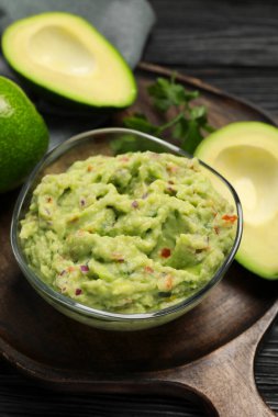 Maydanozlu guacamole ve tahtada taze avokado.