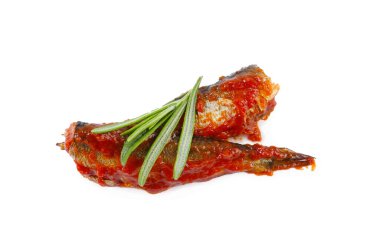Lezzetli, domates soslu ve beyaz üzerine izole edilmiş biberiye.