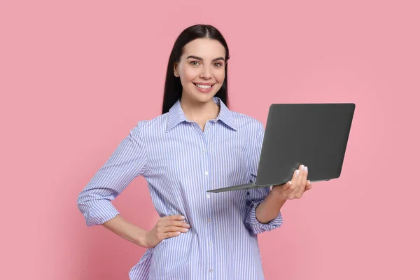 Szczęśliwa Kobieta Laptopem Różowym Tle — Zdjęcie stockowe
