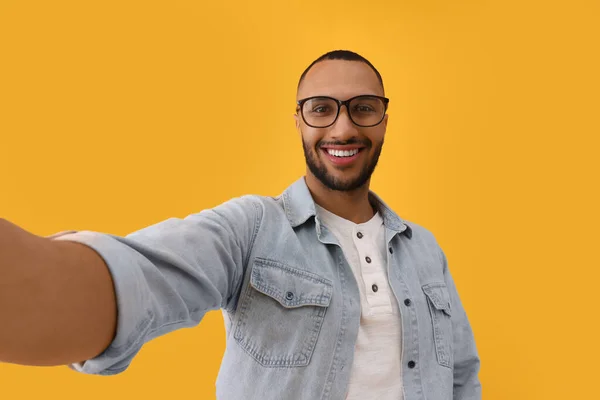 Joven Sonriente Tomando Selfie Sobre Fondo Amarillo —  Fotos de Stock