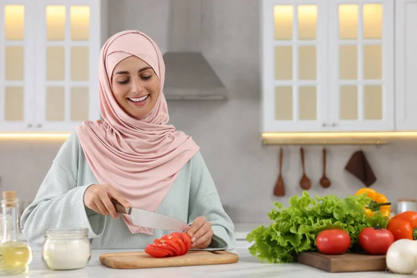 Müslüman Kadın Mutfaktaki Beyaz Masada Sebzelerle Lezzetli Salata Yapıyor Metin — Stok fotoğraf