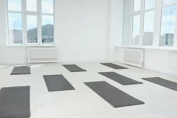 Amplio Estudio Yoga Con Colchonetas Grandes Ventanales — Foto de Stock