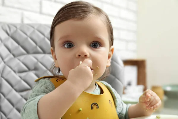 Bebê Bonito Comendo Alimentos Saudáveis Cadeira Alta Dentro Casa — Fotografia de Stock